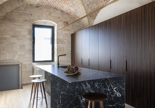 Una casa ritrovata, tra luce e materia